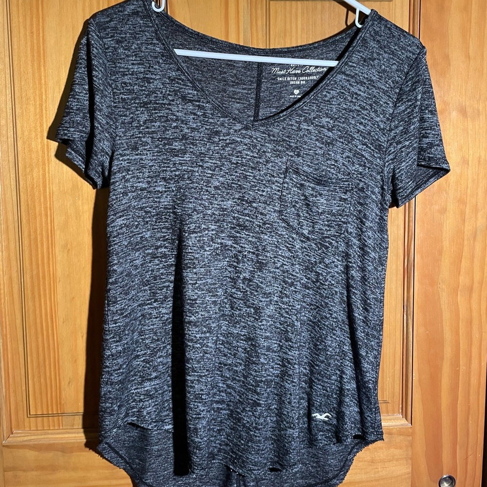 Hollister Women’s Must-Have Collection V-neck. Heather Grey. Extra Small/Small.